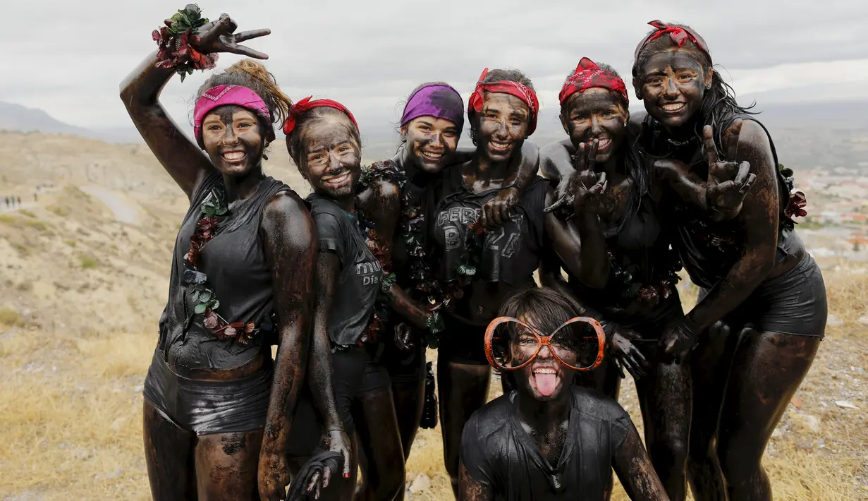 Sejumlah peserta berlumurkan minyak dan cat hitam berpose saat Festival Cascamorras di Baza, Spanyol, 6 September 2015. Festival ini diadakan setiap 6 September tiap tahunnya dan telah dilakukan selama 500 tahun terakhir. (REUTERS/Marcelo del Pozo)