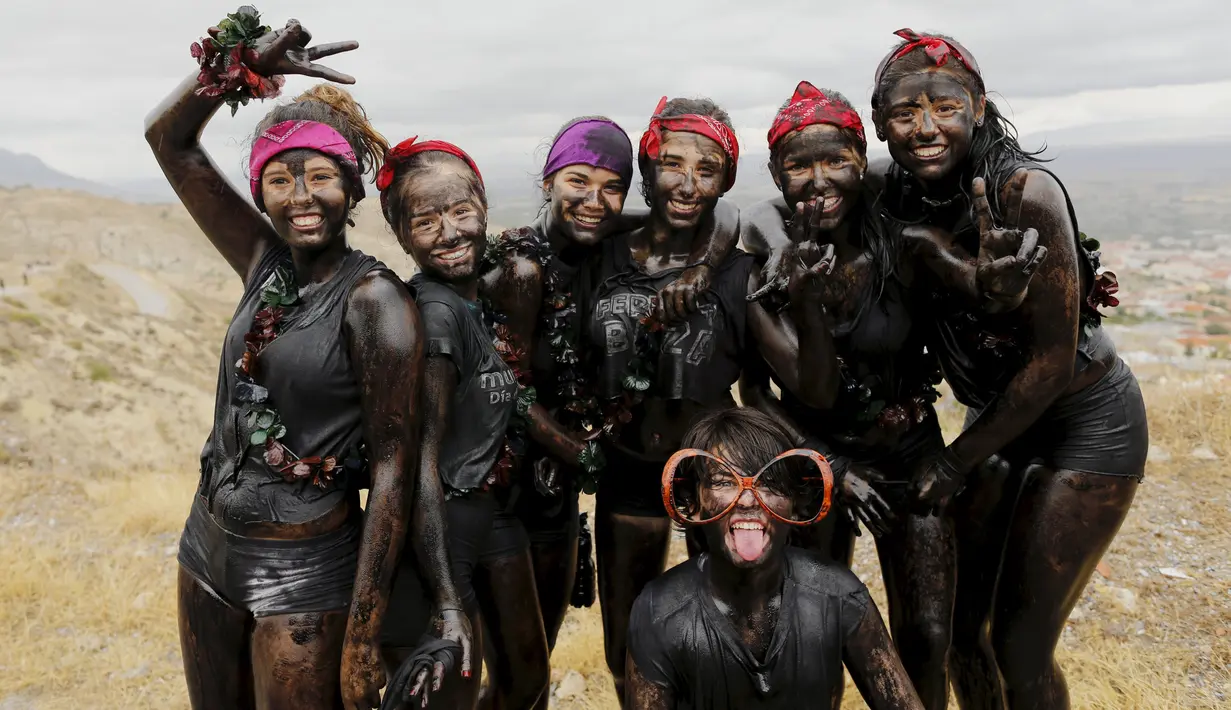 Sejumlah peserta berlumurkan minyak dan cat hitam berpose saat Festival Cascamorras di Baza, Spanyol, 6 September 2015. Festival ini diadakan setiap 6 September tiap tahunnya dan telah dilakukan selama 500 tahun terakhir. (REUTERS/Marcelo del Pozo)