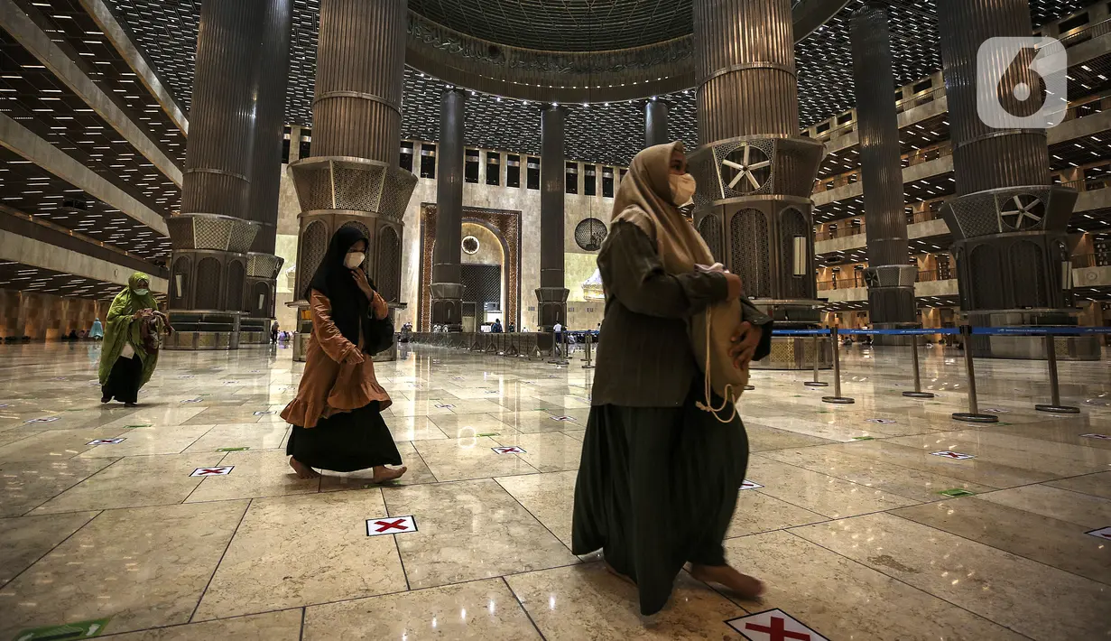 Umat muslim tiba untuk melaksanakan salat tarawih di Masjid Istiqlal, Jakarta, Senin (12/4/2021). Pemerintah menetapkan awal puasa atau 1 Ramadan 1442 H jatuh pada 13 April 2021 berdasarkan keputusan bulat dari berbagai ormas Islam hingga ahli astronomi dalam Sidang Isbat. (Liputan6.com/Johan Tallo)
