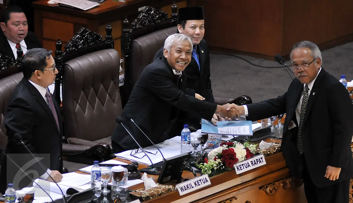 Menteri Pekerjaan Umum dan Perumahan Rakyat Basuki Hadimuljono (kanan) berjabat tangan dengan Wakil Ketua DPR Agus Hermanto (kedua kiri) usai memberikan pandangan akhir pemerintah mengenai RUU di Jakarta, Selasa (23/2). (Liputan6.com/Johan Tallo)