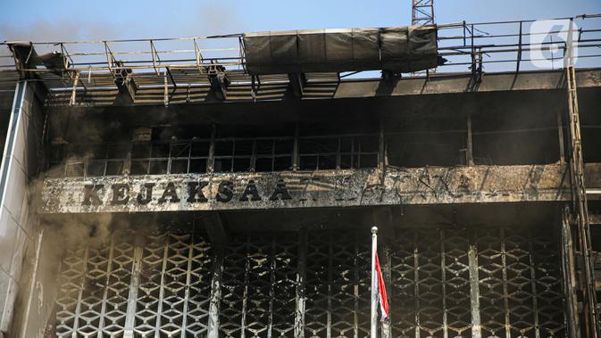 Kondisi gedung utama Kejaksaan Agung yang terbakar di Jakarta, Minggu (23/8/2020). Kebakaran hebat yang menghanguskan gedung utama Kejaksaan Agung pada Sabtu (22/8/2020) malam juga membuat sejumlah tahanan dievakuasi. (Liputan6.com/Faizal Fanani)