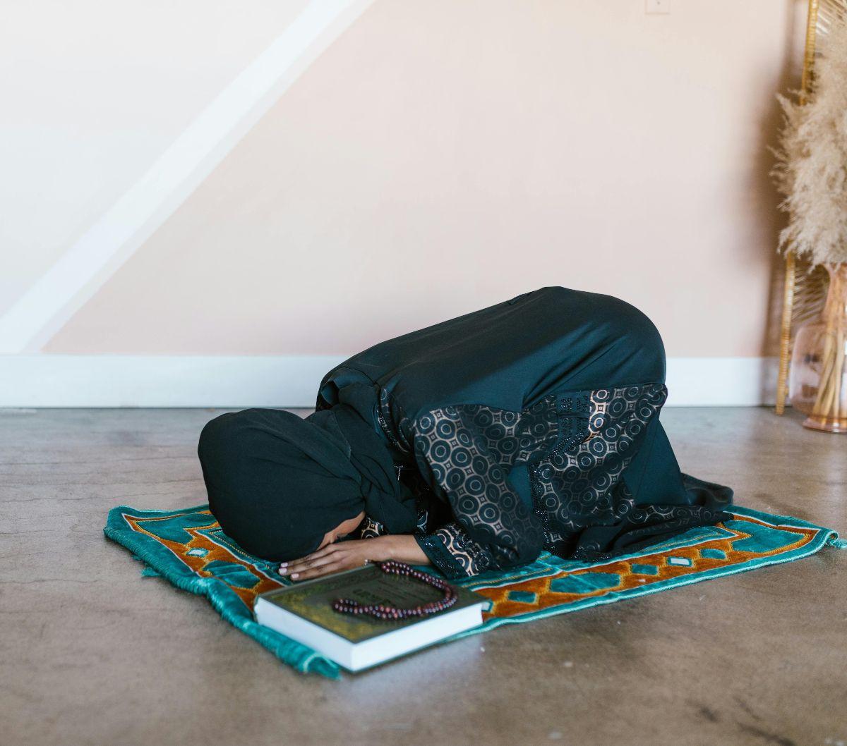 Melakukan sholat tahajud bukan hanya sekadar rutinitas, tetapi merupakan upaya untuk mendekatkan diri kepada-Nya dengan penuh kesungguhan dan ketulusan.