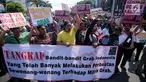 Ratusan sopir GrabCar melakukan aksi demo di depan Gedung Maspion Plaza, Jakarta Utara, Selasa (4/7). Para pengemudi berunjuk rasa karena akun mereka yang tiba-tiba diputus kemitraannya oleh pihak Grab pada Selasa (27/6). (Liputan6.com/Gempur M Surya)