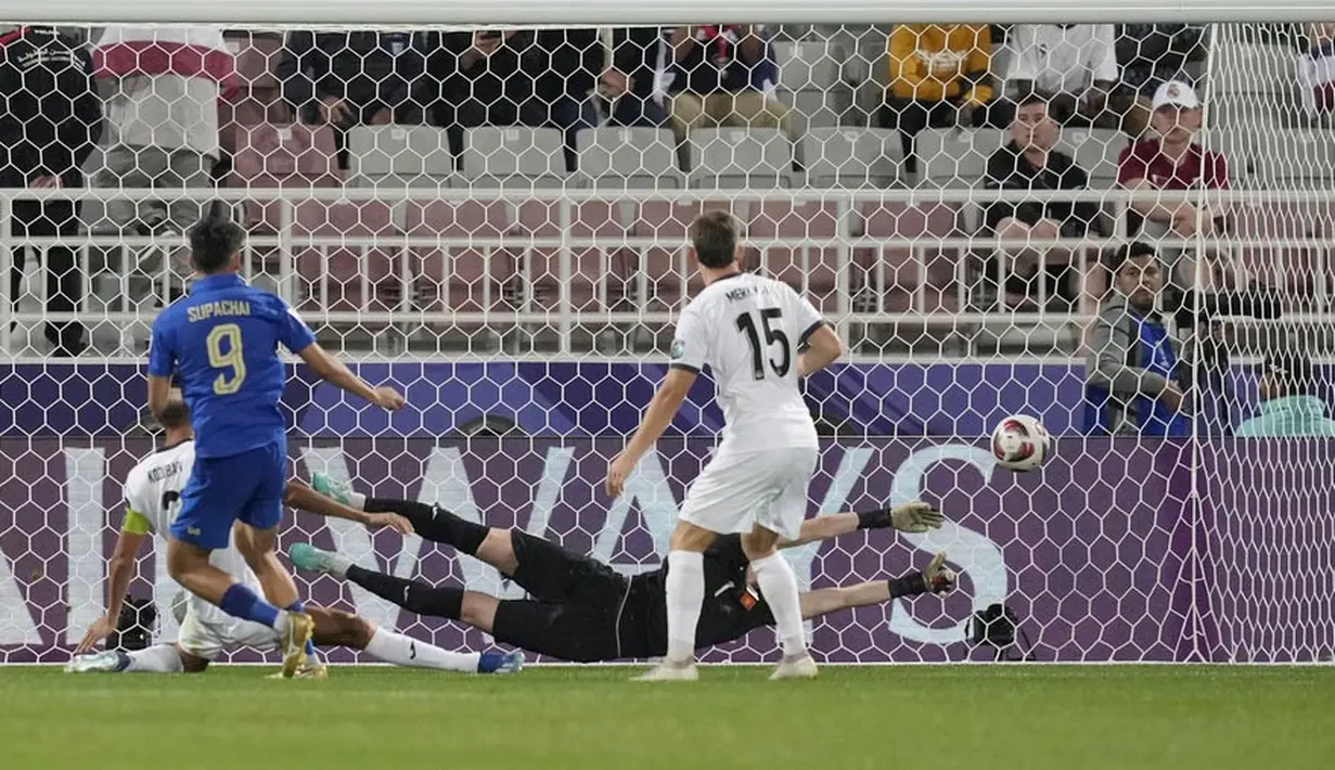 Pemain Thailand, Supachai Chaided, mencetak gol ke gawang Kirgizstan pada laga Piala Asia di Abdullah bin Khalifa Stadium, Doha, Selasa (16/1/2024). (AP Photo/Thanassis Stavrakis)