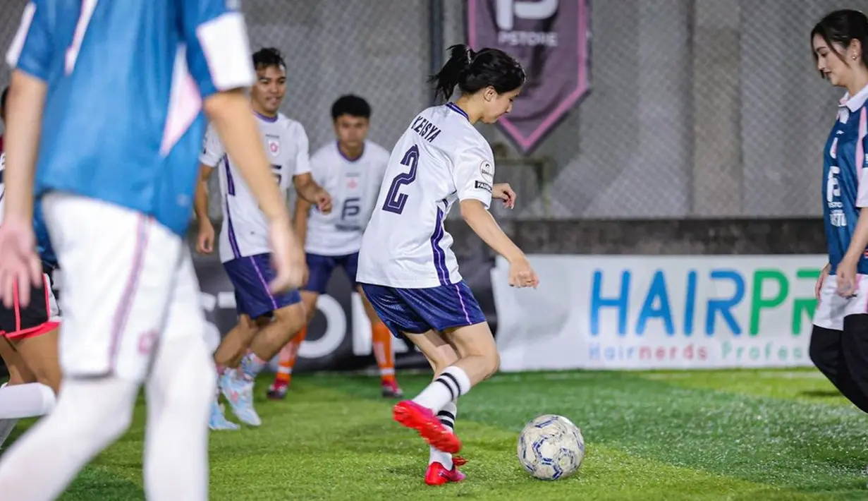 Momen Keisya main bola pun membuat warganet yang berkomentar di unggahannya ikut berdecak kagum. Ia tampak fokus dan serius saat menggiring bola melewati pertahanan lawan. Karena itu, banyak juga rekan selebriti yang tak menyangka kalau Keisya ternyata punya bakat dalam olahraga tersebut. (Liputan6.com/IG/@keisyalevronka)
