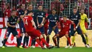 Gelandang Muenchen, Xabi Alonso saat melakukan tendangan bebas  pada pertandingan leg kedua semifinal Liga Champions di Allianz Arena (4/5). Meski kalah 2-1 dari Munchen, Atletico melaju ke final dengan aggregat gol tandang. (Reuters/Kai Pfaffenbach)