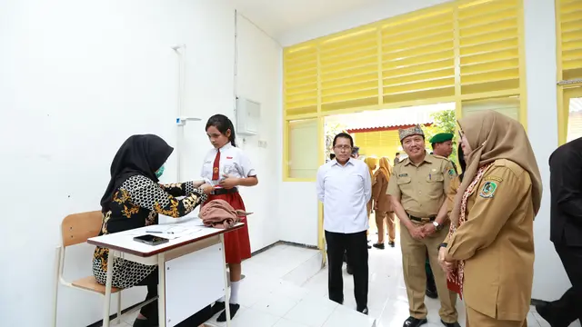 BupatI Banyuwangi Ipuk Fiestiandani meninjau langsung proses pemeriksaan kesehatan gratis  usia anak dan remaja di gedung sekolah rakyat, balai diklat Licin Banyuwangi (Istimewa)