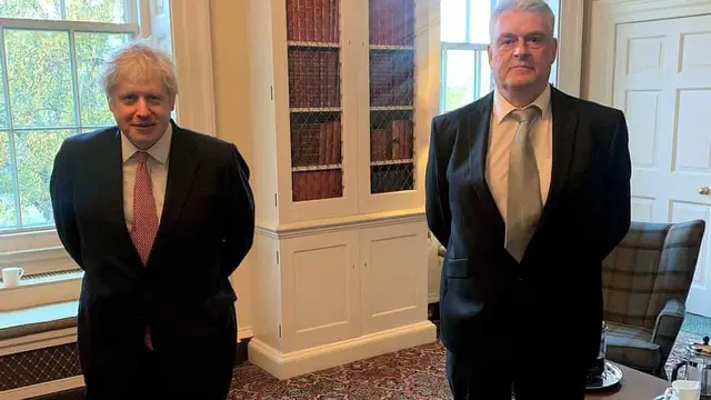 PM Boris Johnson dengan MP Lee Anderson pada 12 November.