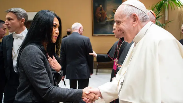 5 Potret Anggun C Sasmi Jabat Tangan Paus Franciscus, Sebut Sebagai Momen Tak Terlupakan