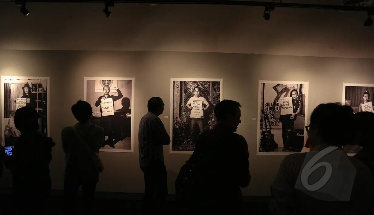 Sejumlah Pengunjung melihat koleksi pameran fotografi "Laut Luka Blues" di Galeri Foto Jurnalistik Antara, Jakarta, Jumat (22/5/2015). Tema foto mengangkat fenomena pemuda Bali saat menyuarakan pendapat isu lingkungan. (Liputan6.com/Faizal Fanani)