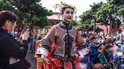 Seorang model bersiap untuk menampilkan cheongsam, juga dikenal sebagai qipao, selama Festival Budaya Cheongsam Shenyang di Istana Kekaisaran Shenyang di Shenyang, provinsi Liaoning, Chiina, Rabu (23/9/2020). (Photo by STR / AFP)