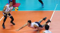 Pemain Timnas Voli Putra Indonesia, Dio Zulfikri berusaha menjangkau bola pada laga putaran pertama SEA V League 2023 melawan Timnas Voli Putra Thailand di Padepokan Voli Jenderal Polisi Kunarto, Sentul, Bogor, Minggu (23/07/2023). Indonesia menang 3-1 (21-25, 25-17, 25-23 dan 27-25) dan menjadi juara. (Bola.com/Bagaskara Lazuardi)