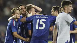 Para pemain Italia merayakan gol yang dicetak oleh Davide Frattesi ke gawang Bosnia-Herzegovina dalam laga uji coba internasional terakhir jelang Euro 2024 di Stadio Carlo Castellani, Senin (10/6/2024). (Massimo Paolone/LaPresse via AP)