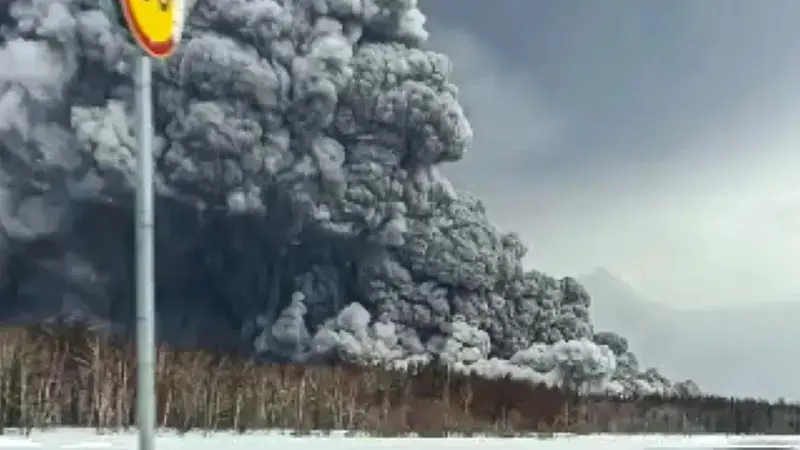 Asap dan abu terlihat selama letusan gunung berapi Shiveluch di Semenanjung Kamchatka di Rusia, Selasa, 11 April 2023. (Alexander Ledyayev melalui AP)