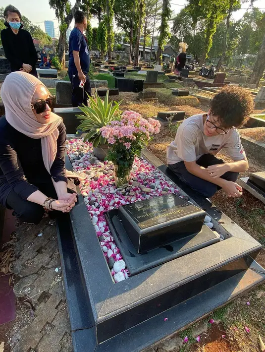 Irfan Hakim yang menjadi host juga melihat kuku mendiang Adjie Massaid bersih. Saat itu, Irfan terkenang saat syuting di Anyer. [Instagram/angelinasondakh09]