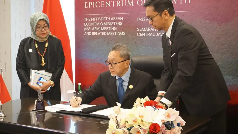 Menteri Perdagangan (Mendag) Zulkifli Hasan menandatangani ASEAN Framework Agreement on Food Safety Management (AFSRF), di Semarang, Jawa Tengah, Senin, (21/8/2023). (Elza/Liputan6.com)