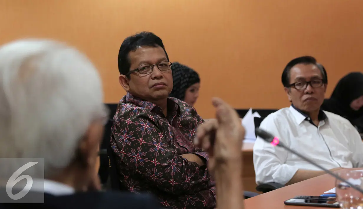 Ketua Komite Ekonomi dan Industri Nasional (KEIN),  Soetrisno Bachir mendengarkan penjelasan Mantan Menteri Pertambangan dan Energi Prof. Dr. Soebroto, M.A saat berdiskusi di Jakarta, kamis (31/3). (Liputan6.com/Angga Yuniar)