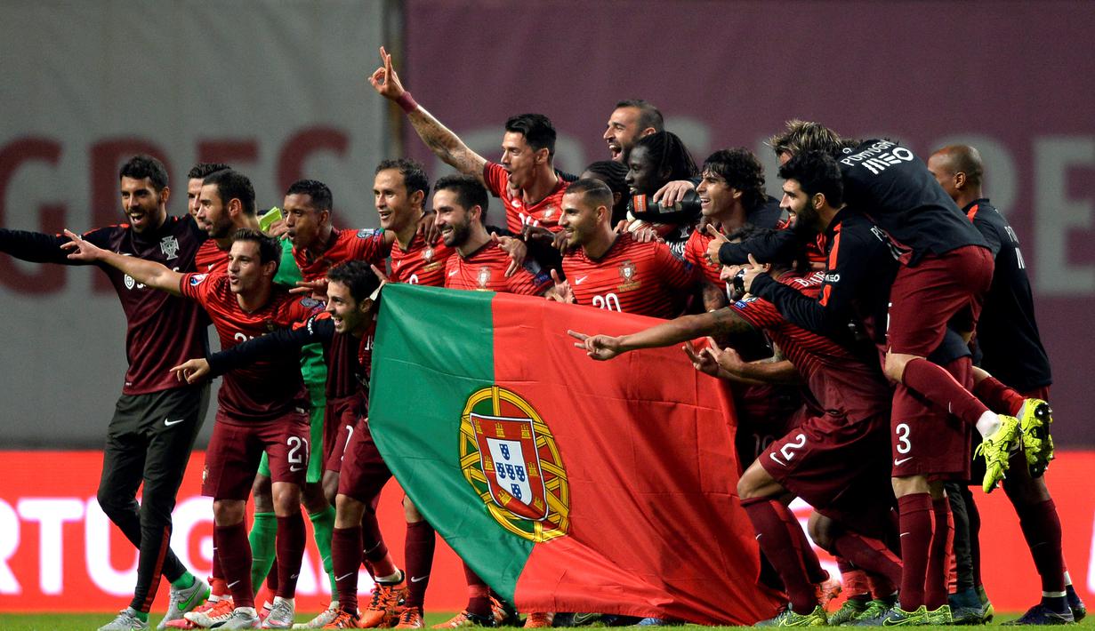 Para Portugal merayakan kemmenangan dengan bendera usai mengalahkan Denmark pada laga Kualifikasi Piala Eropa 2016 Grup I di Municipal stadium, Braga, Kamis (8/10/2015). Portugal menang atas Denmark1-0. (AFP Photo/ Miguel Riopa)