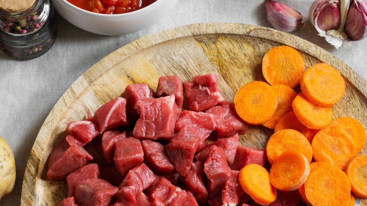 Sudah dapat ide tahun ini daging sapi kurban akan diolah menjadi apa? Pastikan untuk menyimpan daging difreezer agar tetap segar dan terhindar dari bahan lain yang bisa menyebabkan perubahan bau, rasa, dan bentuk daging. Selamat memasak!