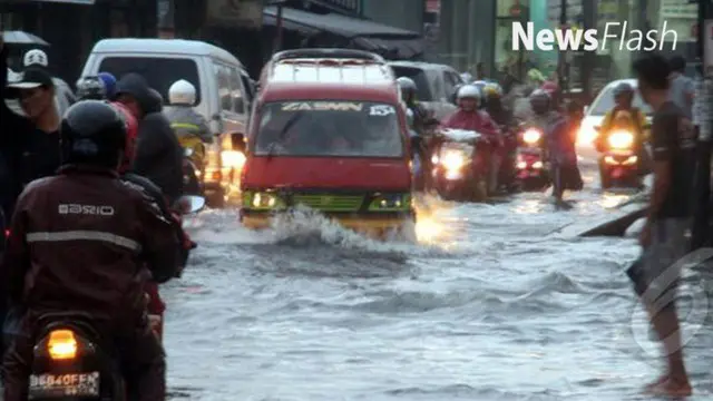 Jalan provinsi KH Noer Alie, Kalimalang, Bekasi, Jawa Barat, terputus akbat Banjir Jakarta. Akibatnya lalu lintas dari arah Jakarta menuju kawasan Metropolitan Mal, Bekasi Selatan, dan sebaliknya terputus.