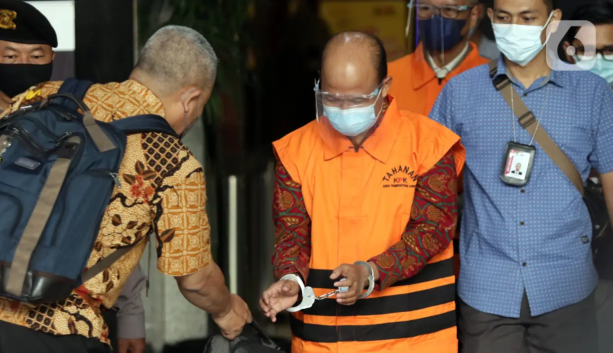 Husni Fahmi (kedua kiri depan) bersama Isnu Edhy Wijaya usai mengikuti rilis penahanan tersangka di Gedung KPK, Jakarta, Kamis (3/2/2022). Isnu Edhy Wijaya bersama Husni Fahmi ditetapkan sebagai tersangka dalam perkara pengadaan paket penerapan E-KTP tahun 2011-2013.(Liputan6.com/Helmi Fithriansyah)