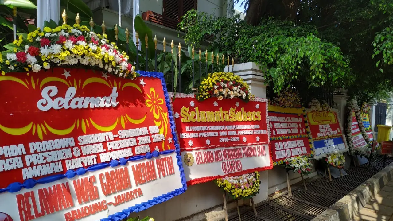 Karangan bunga berjejer di depan rumah Prabowo Subianto