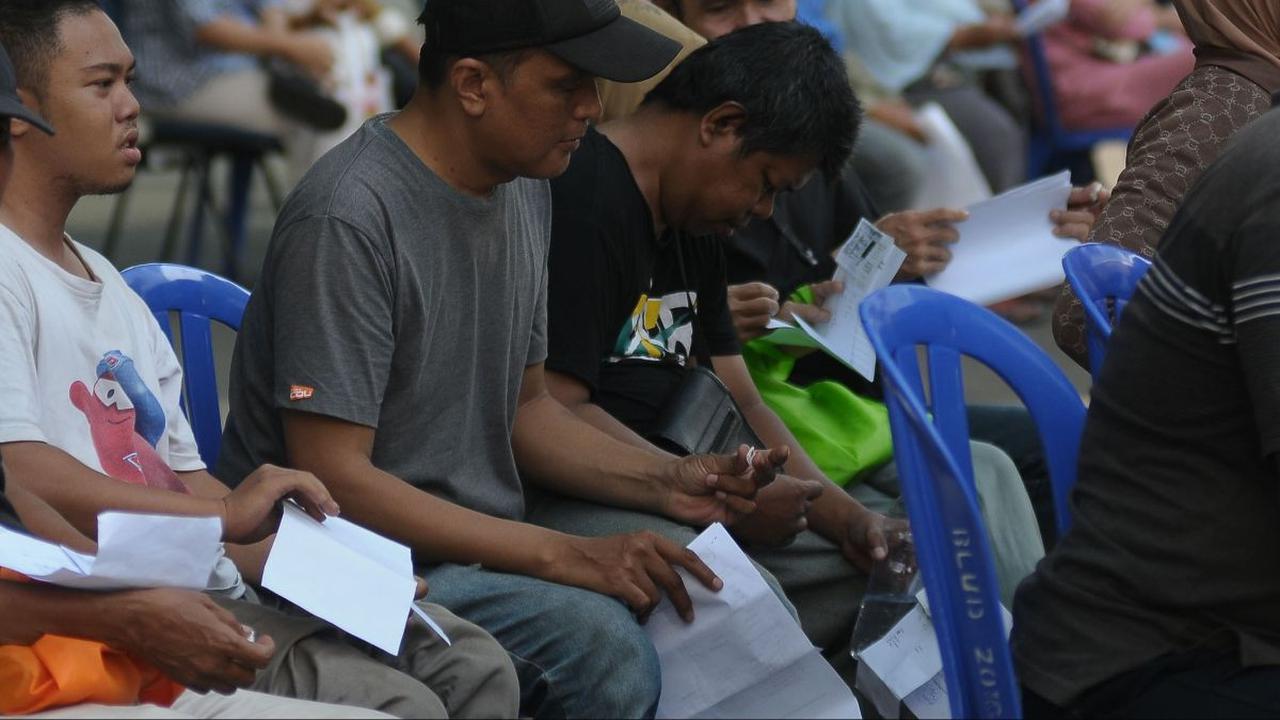 Ribuan pendaftar anggota Kelompok Penyelenggara Pemungutan Suara (KPPS) menjalani tes kesehatan di halaman Kantor Pulomas Pacuan Kuda, Jakarta, Sabtu (16/12/2023). Pemeriksaan kesehatan peserta yang<br>mendaftar sebagai calon anggota KPPS ini diadakan ole