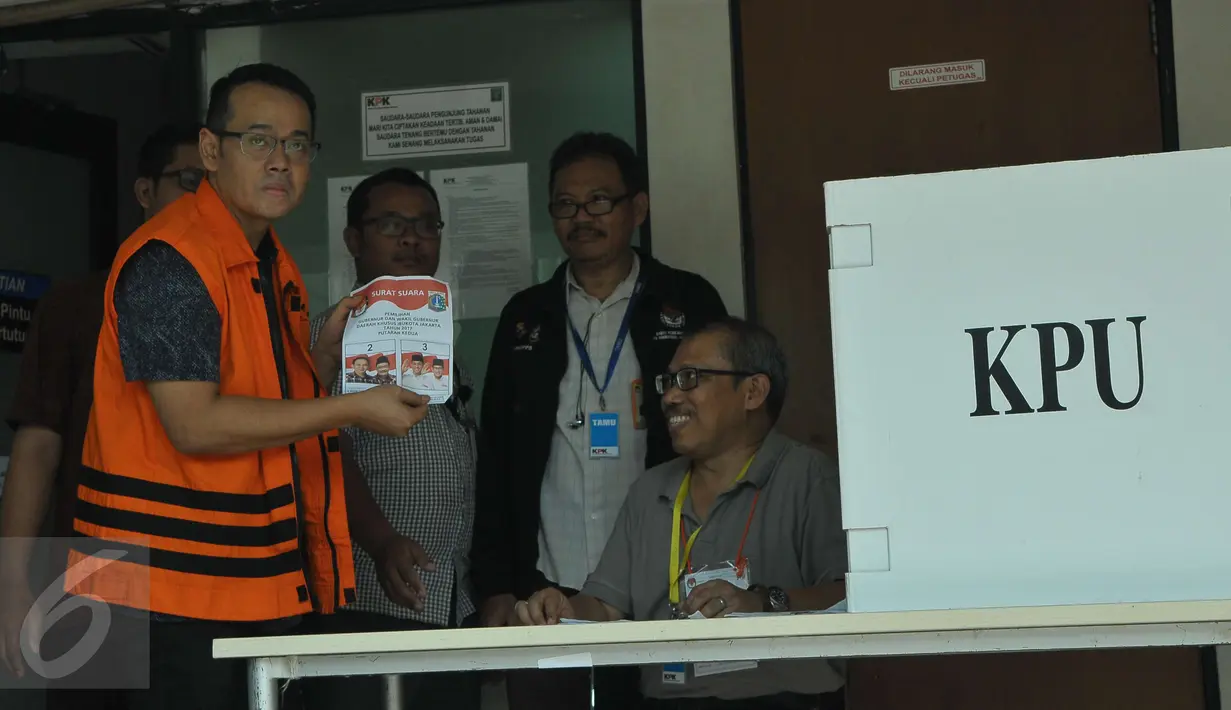 Tersangka kasus dugaan suap terhadap pejabat Bakamla, Fahmi Darmawansyah menyalurkan hak suaranya di TPS 19, rutan Gedung KPK, Jakarta, Rabu (19/4). Delapan orang tahanan KPK mengikuti pilkada DKI Jakarta putaran kedua. (Liputan6.com/Helmi Afandi)