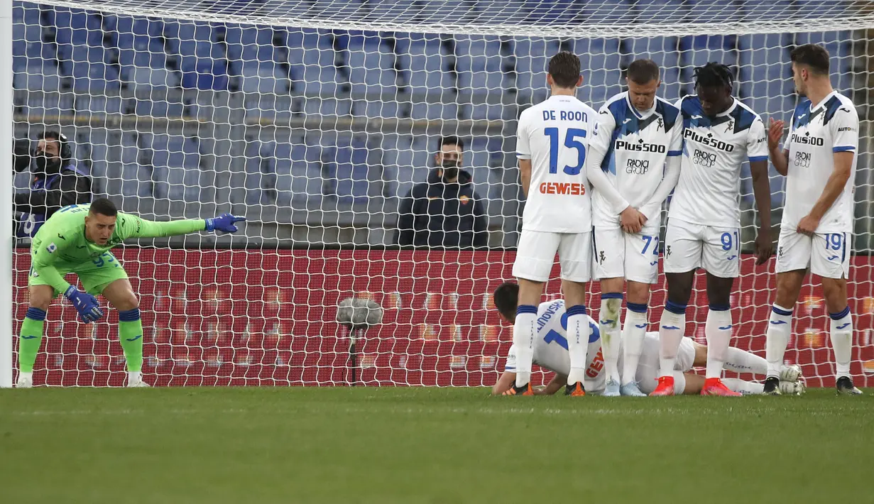 Penjaga gawang Atalanta Pierluigi Gollini mengatur rekan-rekannya sebelum pemain AS Roma melakukan tendangan bebas pada pertandingan lanjutan Liga Serie A Italia di Stadion Olimpiade Roma, Italia, Jumat (23/4/2021). Atalanta kini berada di peringkat 3 dengan 65 angka. (AP Photo/Alessandra Tarantino)