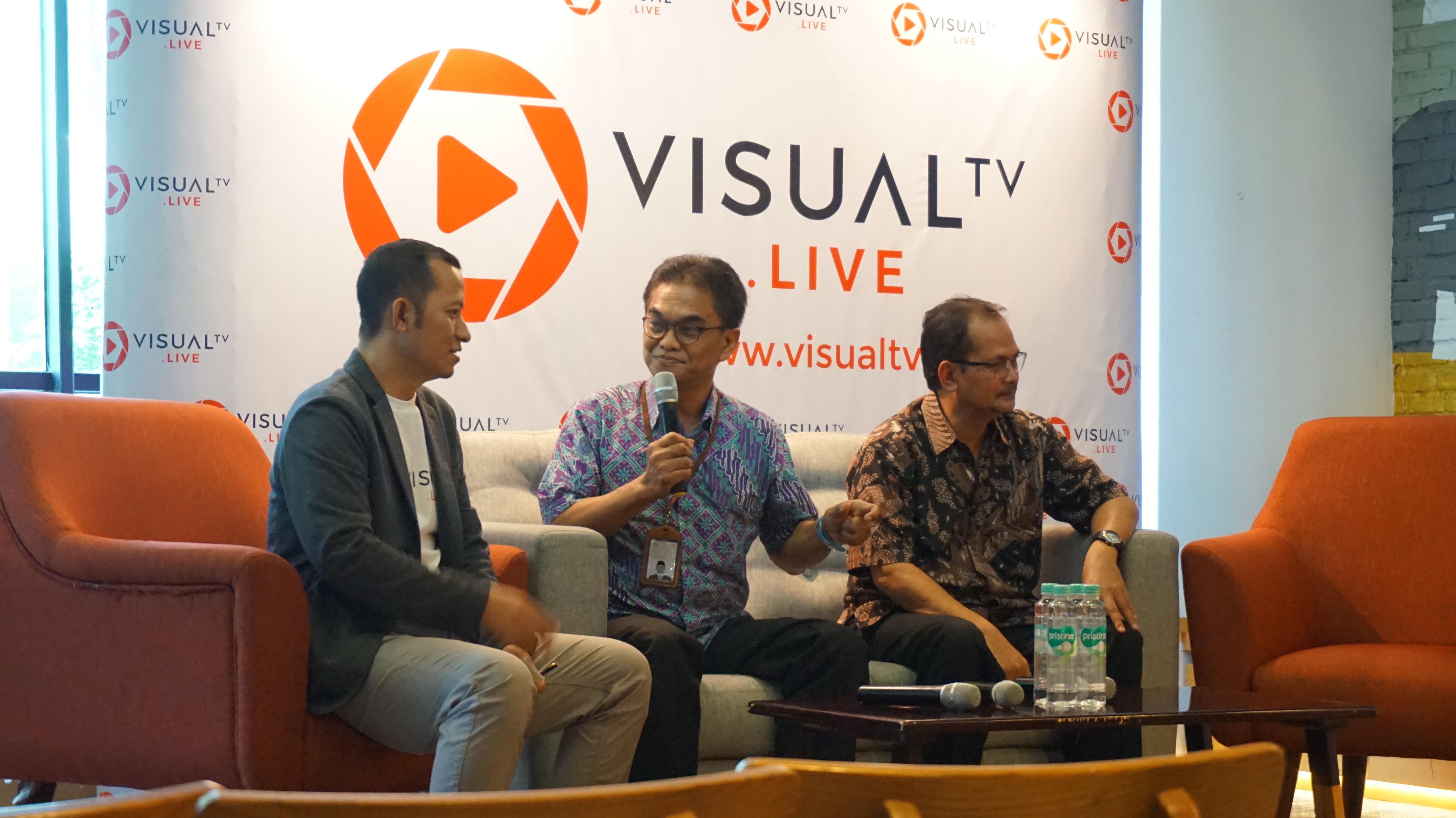 Pemred VisualTV Gatot Widakdo (kiri) bersama Deputi Infrastruktur Bekraf Hari Santosa Sungkari dan Staf Menkominfo Gun Gun Siswadi (Liputan6.com/ Agustin Setyo W)