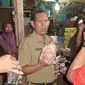 Kerupuk soto berbahaya itu mengandung pewarna tekstil Rodamin B dalam proses pembuatannya. (Liputan6.com/Gun ES)