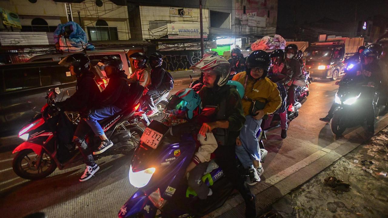 FOTO: Pemudik Padati Jalur Arteri Bekasi Cikampek