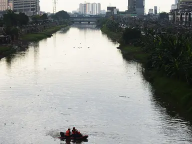 Petugas SAR gabungan Pemadam, Tagana, melakukan pencarian anak yang tenggelam di Sungai Ciliwung Kanal Banjir Barat (KBB), Tomang, Jakarta, Rabu (24/11/2020). Seorang anak dikabarkan tenggelam pada siang menjelang sore tadi di kawasan tersebut. (merdeka.com/Imam Buhori)