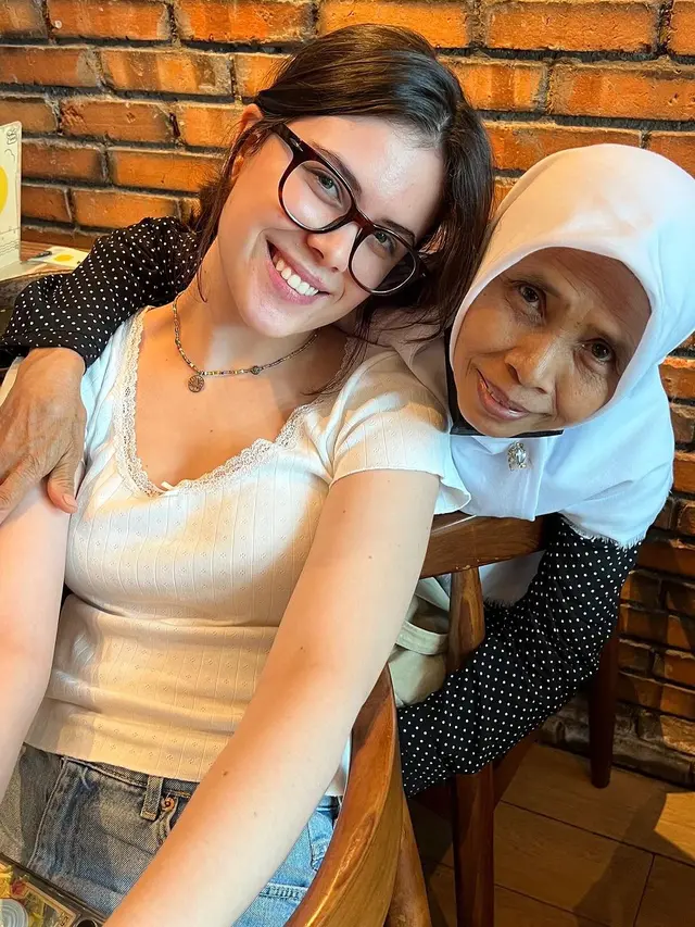 7 Potret Sophia Latjuba antar Manuella Aziza Kuliah di Jerman Ini Penuh Rasa Bangga