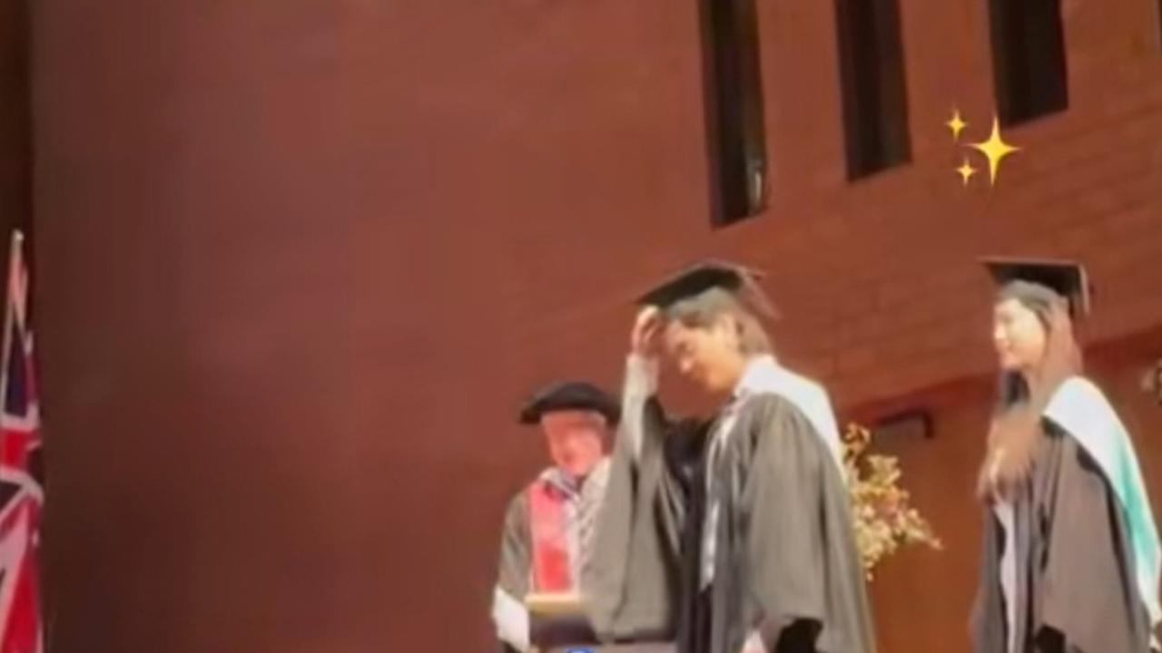 8 Foto Iqbaal Ramadhan Yang Baru Saja Wisuda dari Monash University di Australia