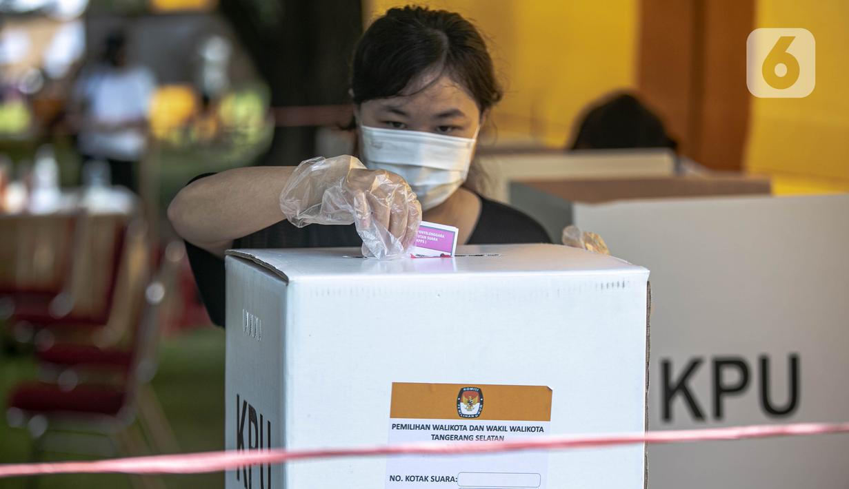 Warga memasukkan surat suara di Tempat Pemungutan Suara (TPS) 69 Pisangan, Ciputat, Tangerang Selatan, Rabu (9/12/2020). Protokol kesehatan dipraktikkan cukup ketat di TPS untuk Pilkada Kota Tangerang Selatan (Tangsel) untuk menghindari penularan COVID-19. (Liputan6.com/Faizal Fanani)