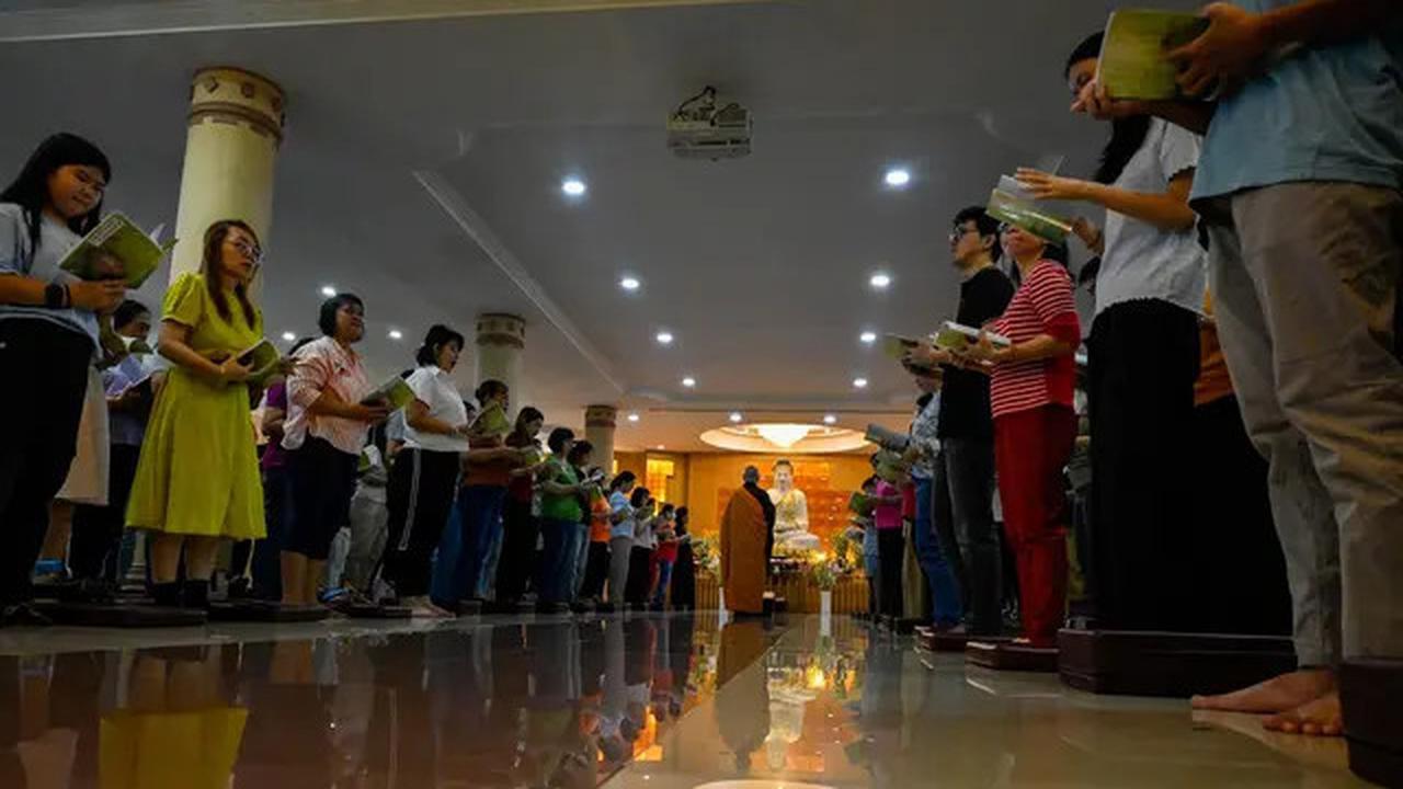 Melihat Prosesi Peringatan Waisak di Wihara Buddha Sakyamuni Banda Aceh