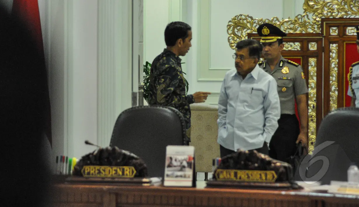 Presiden Joko Widodo dan Wapres Jusuf Kalla sebelum memimpin sidang kabinet paripurna di Kantor Presiden, Jakarta, Senin (30/3/2015). Rapat membahas kenaikan harga sembako, situasi polhukam, dan hasil kunjungan kerja Presiden. (Liputan6.com/Faizal Fanani)