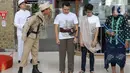 Aksi teatrikal itu bertujuan untuk menyosialisasikan nilai-nilai kepahlawanan kepada para pengguna Commuter Line khususnya di Stasiun Jakarta Kota. (Liputan6.com/Herman Zakharia)