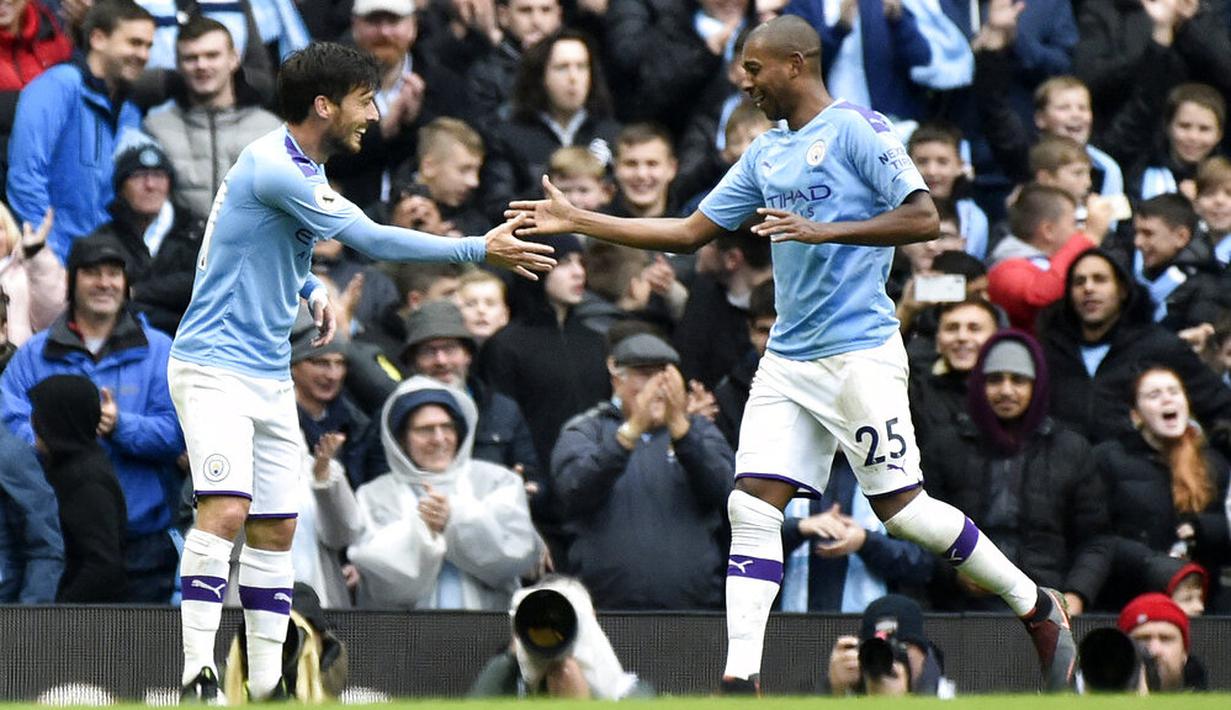 Pemain Manchester City David Silva dan Fernandinho merayakan gol yang dicetak gawang Aston Villa pada laga Premier League 2019 di Stadion Etihad, Sabtu (26/10). Manchester City menang 3-0 atas Aston Villa. (AP/Rui Vieira)