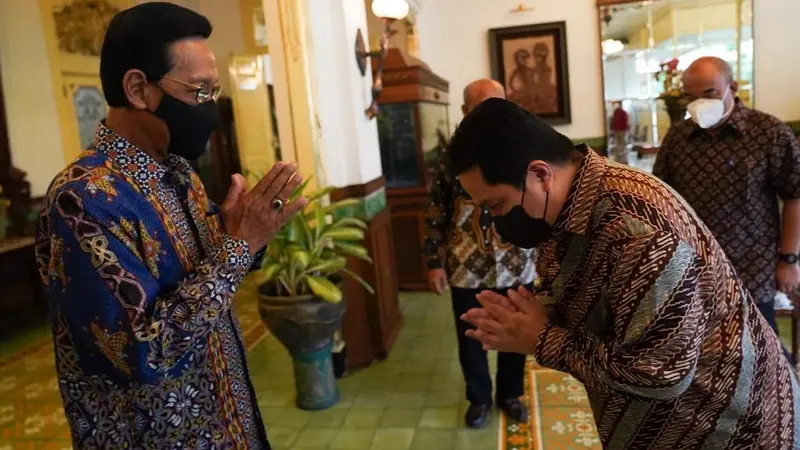 Menteri Badan Usaha Milik Negara (BUMN) Erick Thohir bertemu dengan Sultan Hamengku Buwono X di Kantor Gubernur Daerah Istimewa Yogyakarta, Senin (21/2/2022). (Dok Erick Thohir)