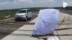 Warga di sekitar proyek jalan tol Salatiga memblokadir jalanan yang sedang dibangun.