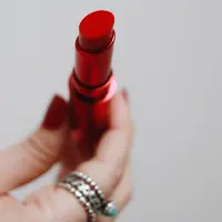 Pakai lipstick dengan tepat bisa lebih memaksimalkan fungsinya untuk mempercantik wajah. (Foto: unsplash.com)