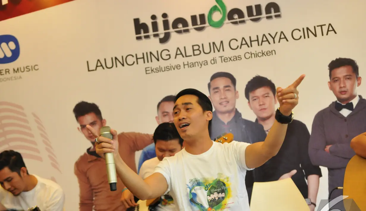 Dide Hijau Daun berharap lagu-lagu dalam album ketiga mereka bisa lebih dekat dengan masyarakat, Jakarta, Senin (22/12/2014). (Liputan6.com/Panji Diksana)