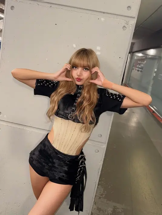Lisa BLACKPINK juga kenakan croptop high neck velvet hitam dengan detail belt dan bordir bunga. [@lalalalisa_m]