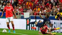 Pemain Paris Saint-Germain (PSG) Neymar (kedua kanan) berebut bola dengan pemain Benfica Enzo Fernandez pada pertandingan sepak bola Grup H Liga Champions di Stadion Luz, Lisbon, Portugal, 5 Oktober 2022. Pertandingan berakhir imbang 1-1. (AP Photo/Armando Franca)