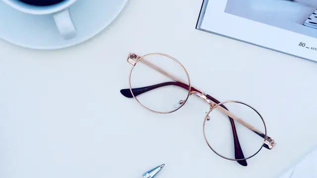 Look Soft dengan Frame Kacamata Oval