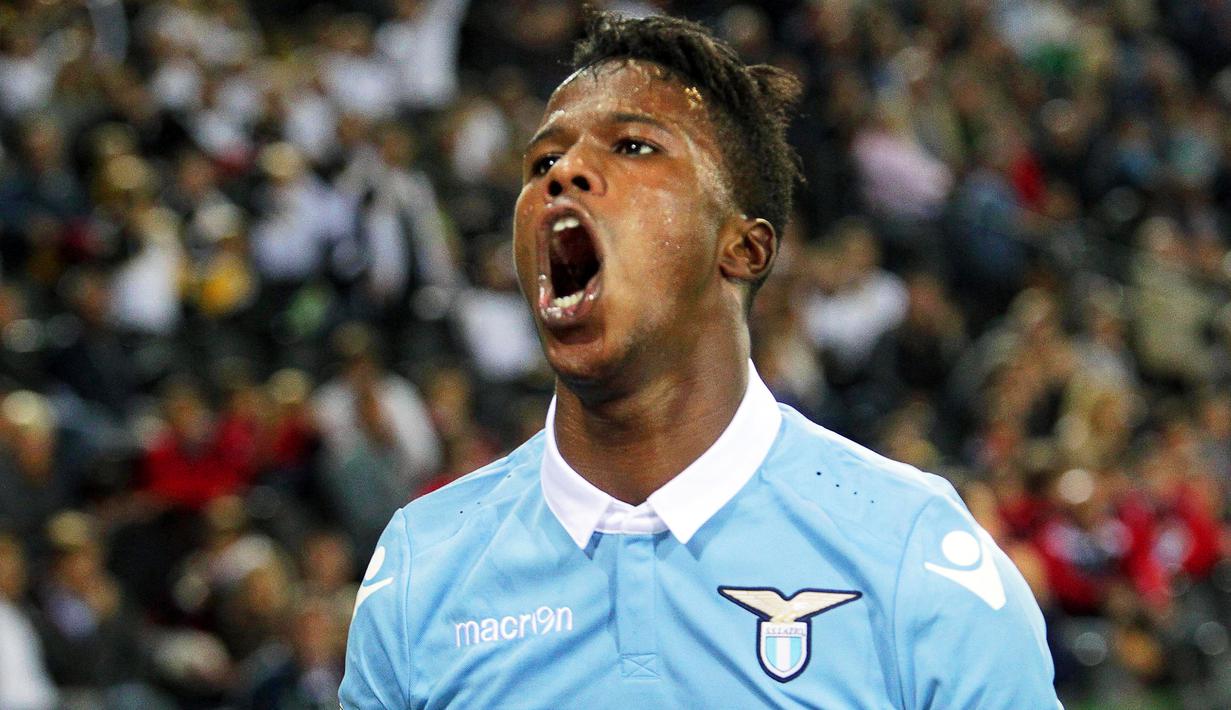 Striker Lazio, Balde Diao Keita, melakukan selebrasi usai mencetak gol ke gawang Udinese pada laga lanjutan Serie A di Stadion Friuli (1/10/2016). Keita menjadi pemain yang diperebutkan AC Milan dan Juventus. (EPA/Stefano Lancia)