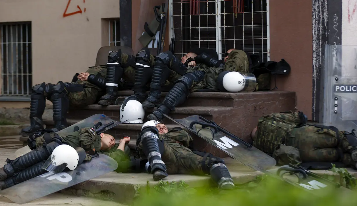 Ketika warga Serbia mencoba menghalangi mereka, polisi Kosovo menembakkan gas air mata untuk membubarkan kerumunan massa. (AP Photo/Marjan Vucetic)