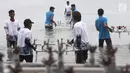 Bibit terumbu karang yang sudah ditransplantasi dibawa ke pantai untuk ditanam di kawasan Pulau Pramuka,Jakarta,Sabtu (26/8) Dalam rangka peringati Hari Maritim Nasional dengan mengajak sejumlah komunitas peduli lingkungan (Liputan6.com/ Helmi afandi)